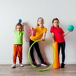 Bezpieczeństwo w fitnessie dla dzieci: Wskazówki i zasady dla rodziców