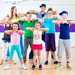 Zabawa w ruchu: Jak włączyć fitness do codziennego życia dzieci